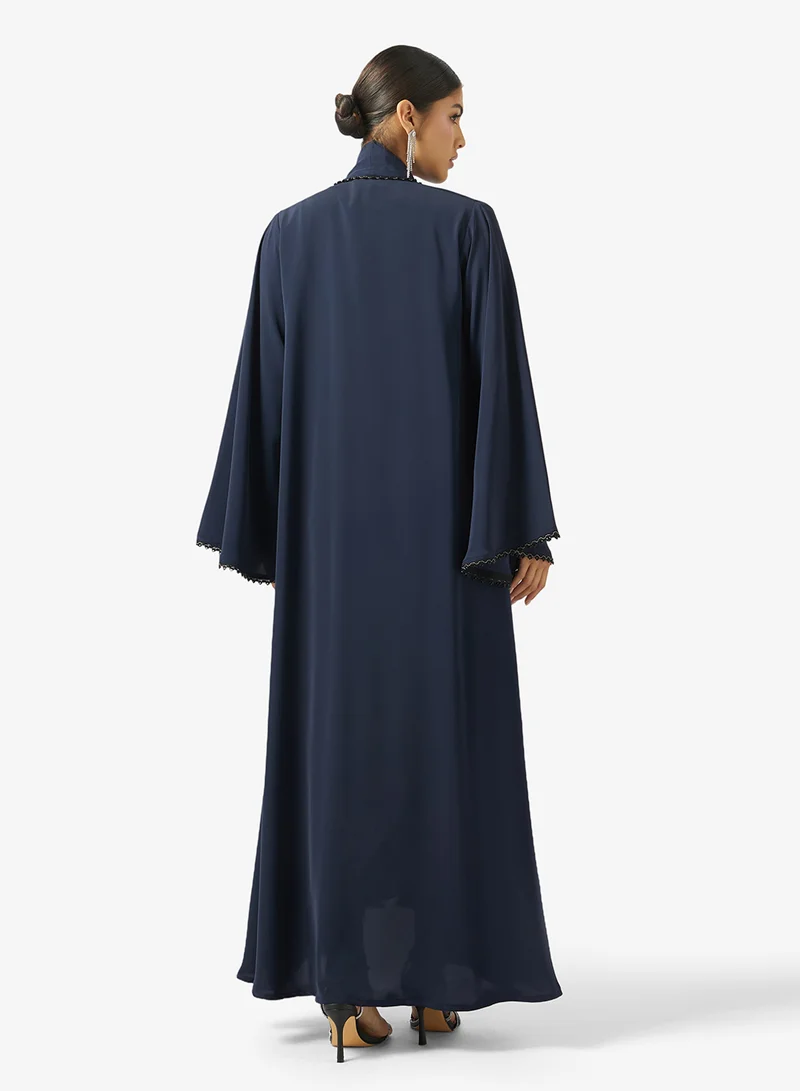 هيا كلوزيت عباية واسعة بياقة عالية مزينة